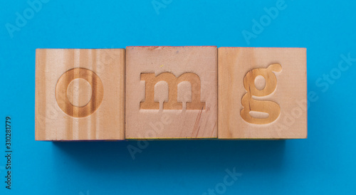 Obraz na plátne Word OMG written with wooden blocks