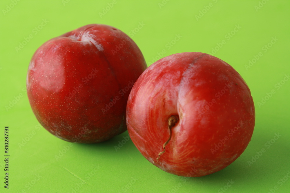 Obraz premium Delicious plums in colorful background