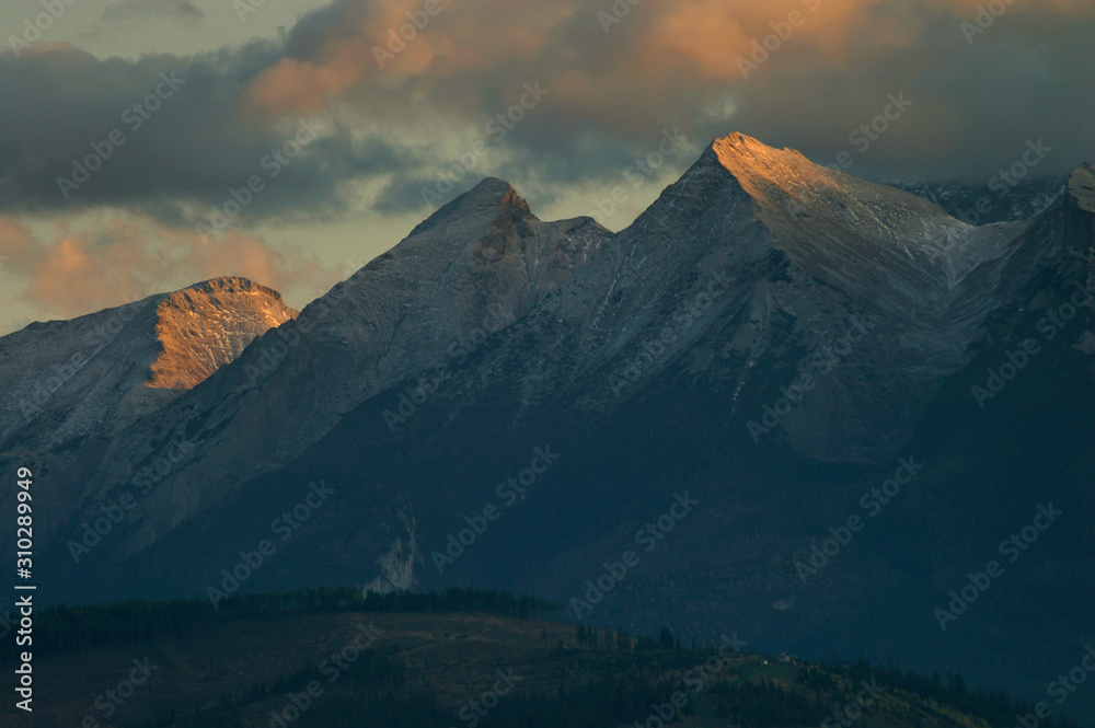 Tatry Bielskie w promieniach zachodzącego słońca