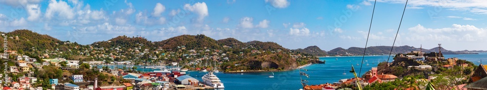 Grenada mit Blick auf den Hafen, Panorama.