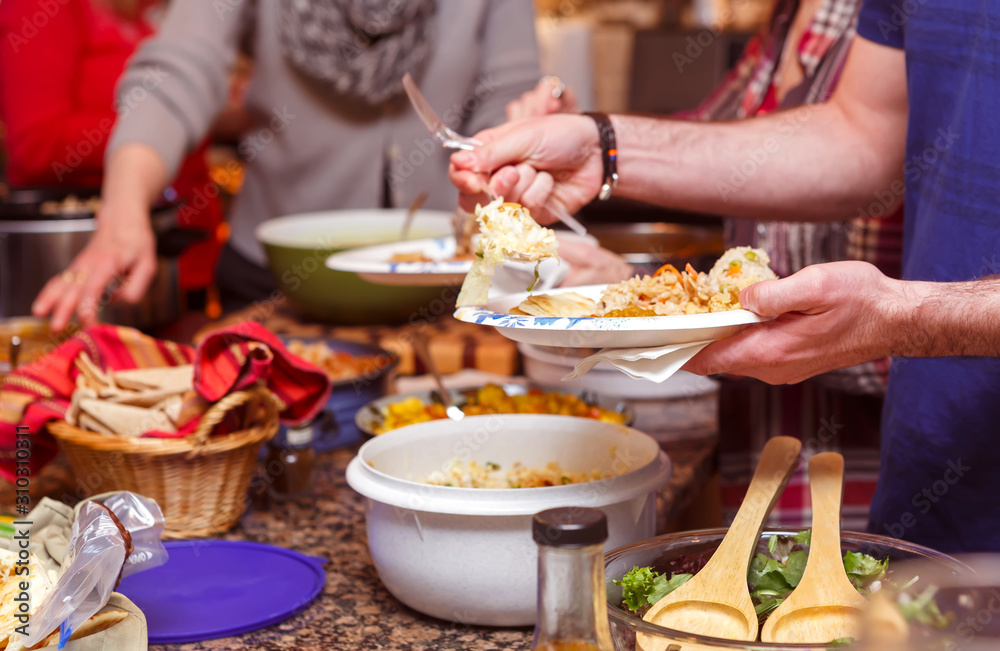 Εκτύπωση καμβά Potluck dinner gathering in a private home