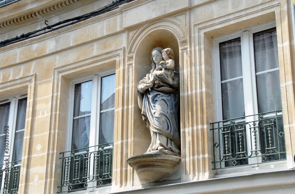 Ville d'Argentan, statue de la Vierge portant l'enfant Jésus,  département de l'Orne, France