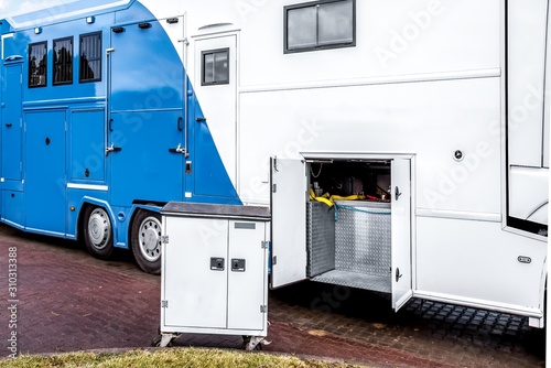  Auto trailer for transportation of horses . 