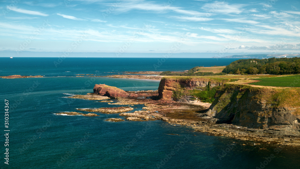 Obraz premium Beautiful Scotland landscape of the sea bay and rocks, Oxroad Bay, East Lothian, Scotland, United Kingdom
