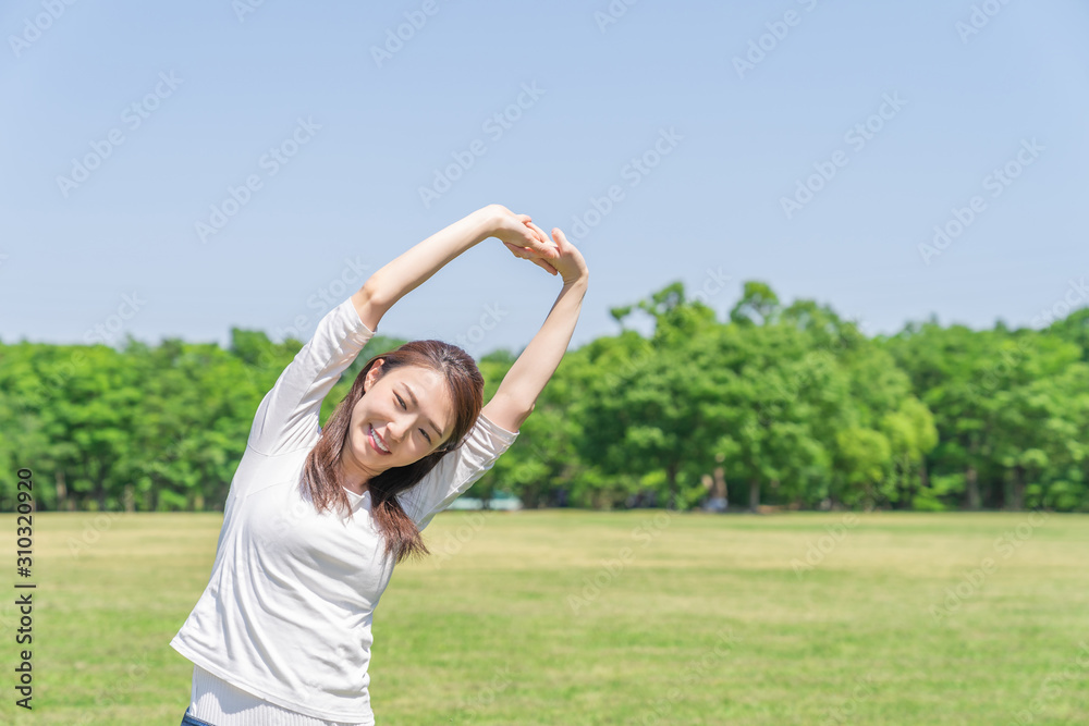 笑顔の女性　ストレッチ　屋外