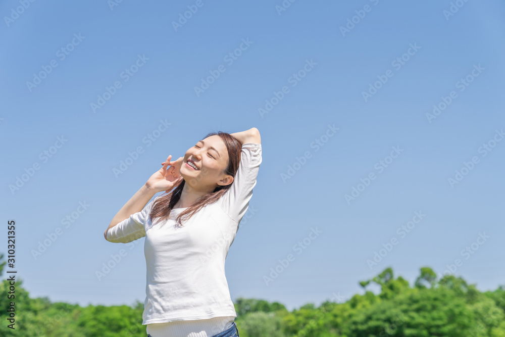 笑顔の女性　ストレッチ　屋外