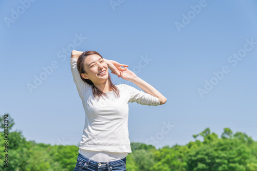 笑顔の女性 ストレッチ 屋外