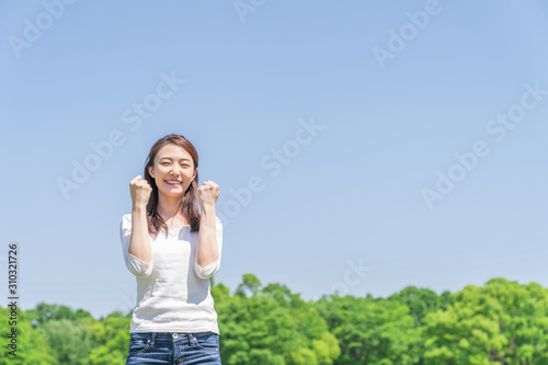 笑顔の女性 屋外