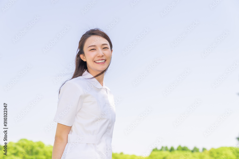 笑顔のナース　屋外