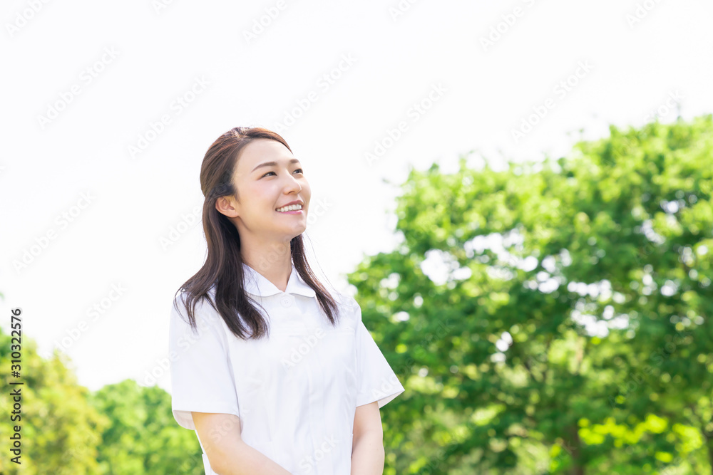 笑顔のナース　屋外