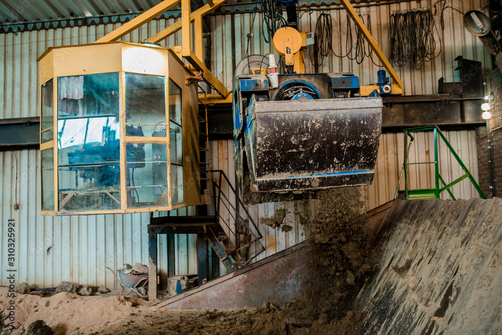Fototapeta premium Zakład do produkcji cegieł z gliny. Zakład do produkcji materiałów budowlanych z gotowej cegły budowlanej przemysłowej. Produkcja cegieł na zakładzie. Przepływ pracy, zbliżenie. Wiele cegieł
