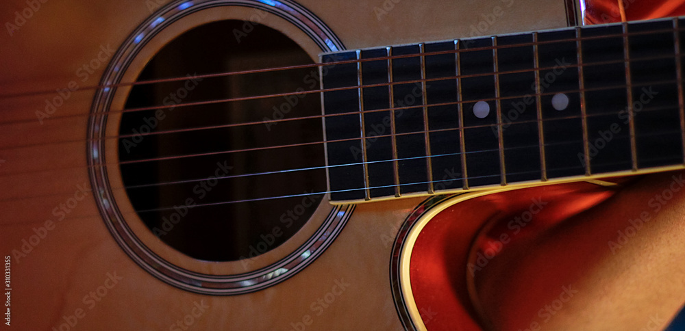 guitarra, boca de grutarra acústica, cuerdas de metal Stock Photo | Adobe  Stock