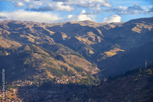 pueblo en la montaña, turismo y viajes © Marcos