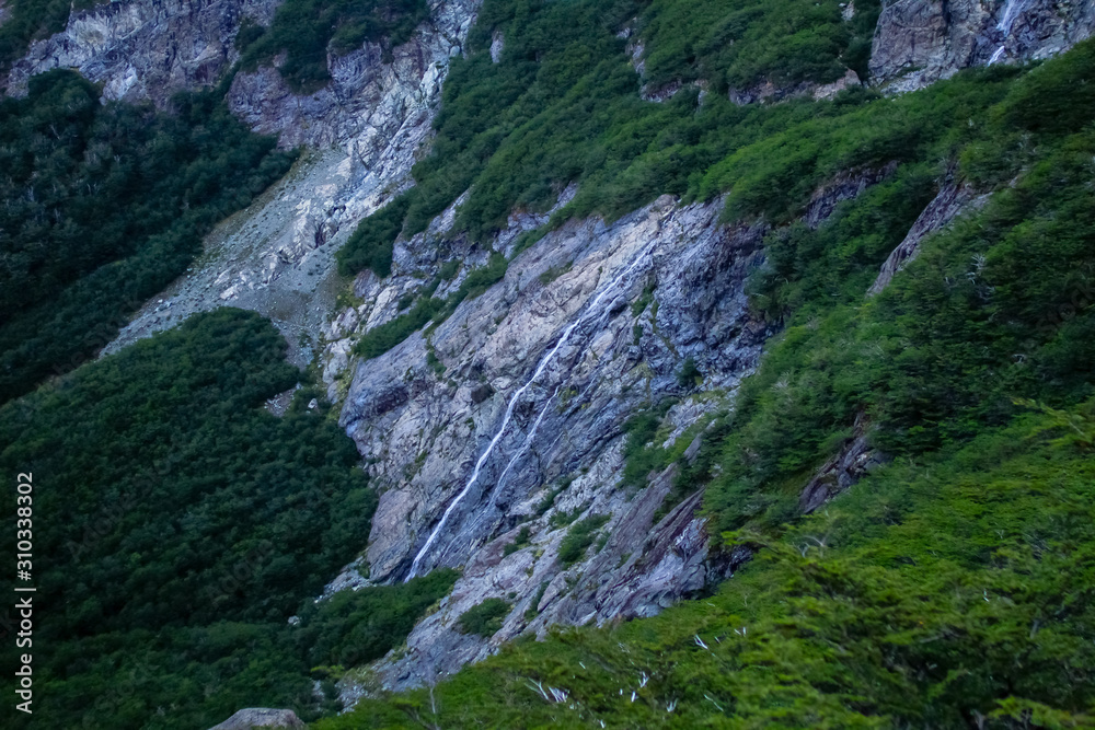 cascada cayendo entre las rocas de montaña