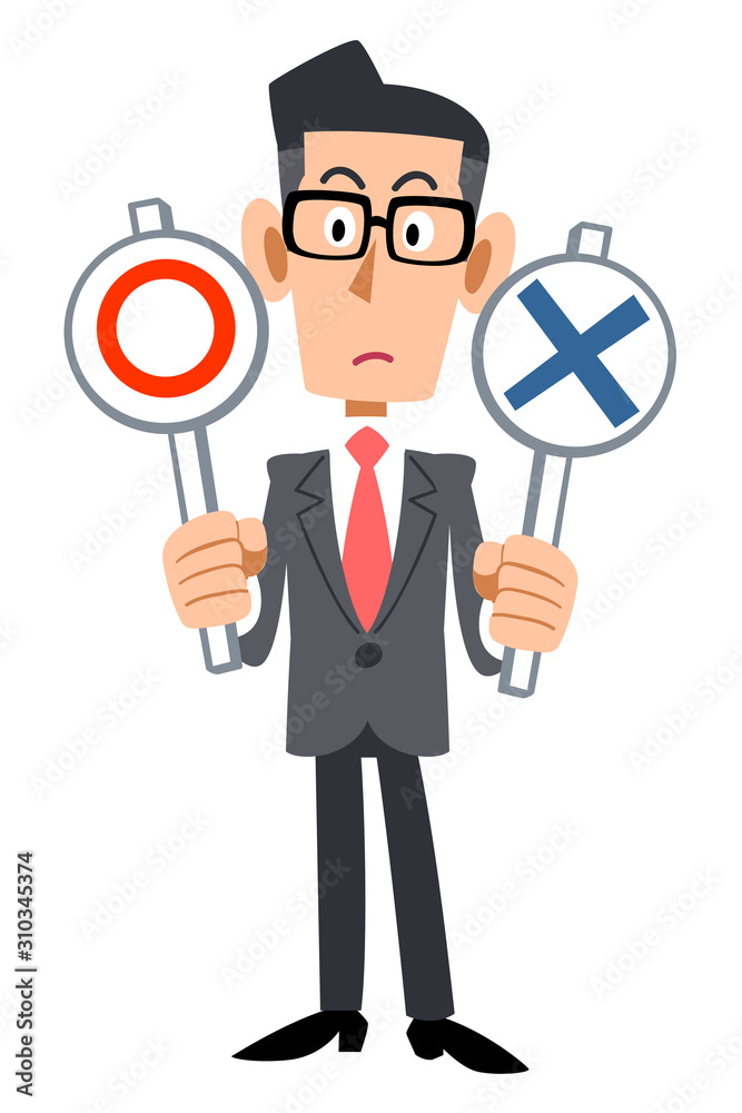 マルとバツの札を両手に持ち考える眼鏡をかけたビジネスマンの全身