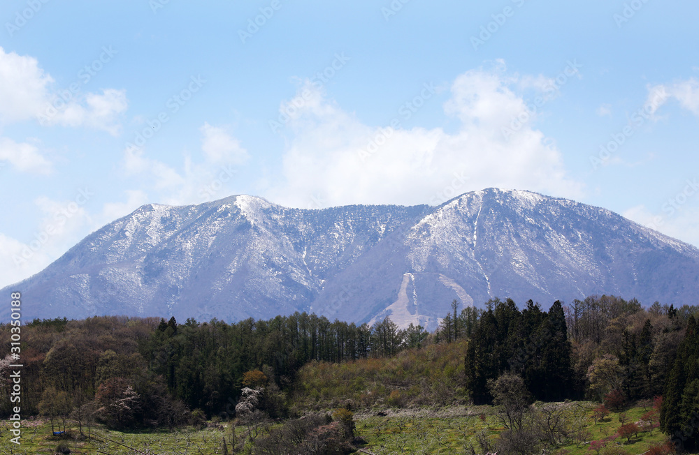 Fototapeta premium 飯綱山と霊仙寺山