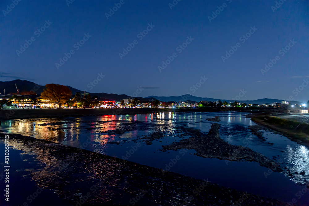 Fototapeta premium 京都嵐山の嵯峨中ノ島から見た桂川の夜景