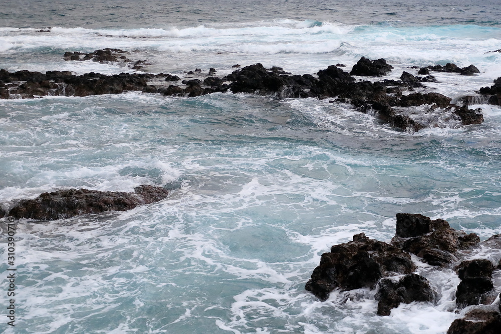 Fototapeta premium 파도치는 아름다운 겨울 바다