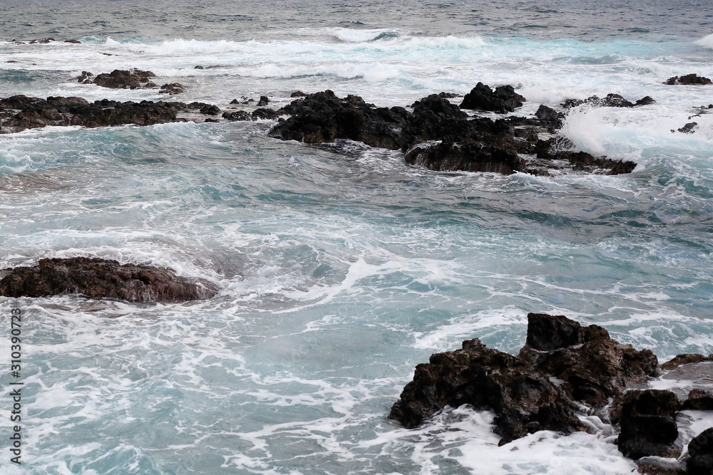 Fototapeta premium 파도치는 아름다운 겨울 바다