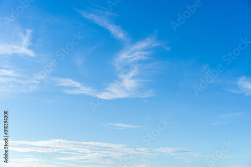 Fototapeta Naklejka Na Ścianę i Meble -  Blue sky and white puffy clouds