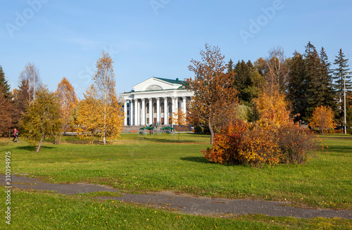 Fototapeta Naklejka Na Ścianę i Meble -  In the park at the Palace of Culture named after Okunev. Nizhny Tagil. Sverdlovsk region. Russia
