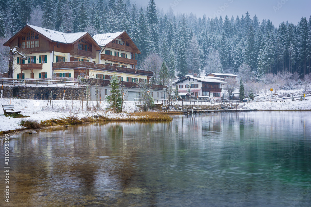 Haus am See im Winter - Schnee in den Alpen