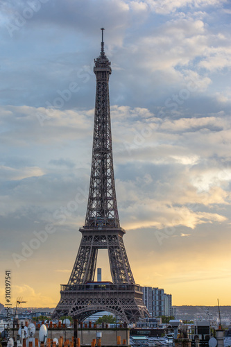 PARIS LA TOUR EIFFEL © enzogialo