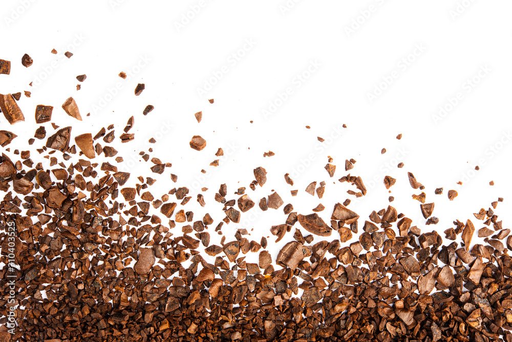 Fototapeta premium Ziarna kawy złamane pęknięty wybuch powitalny na białym tle na białym tle widok z góry