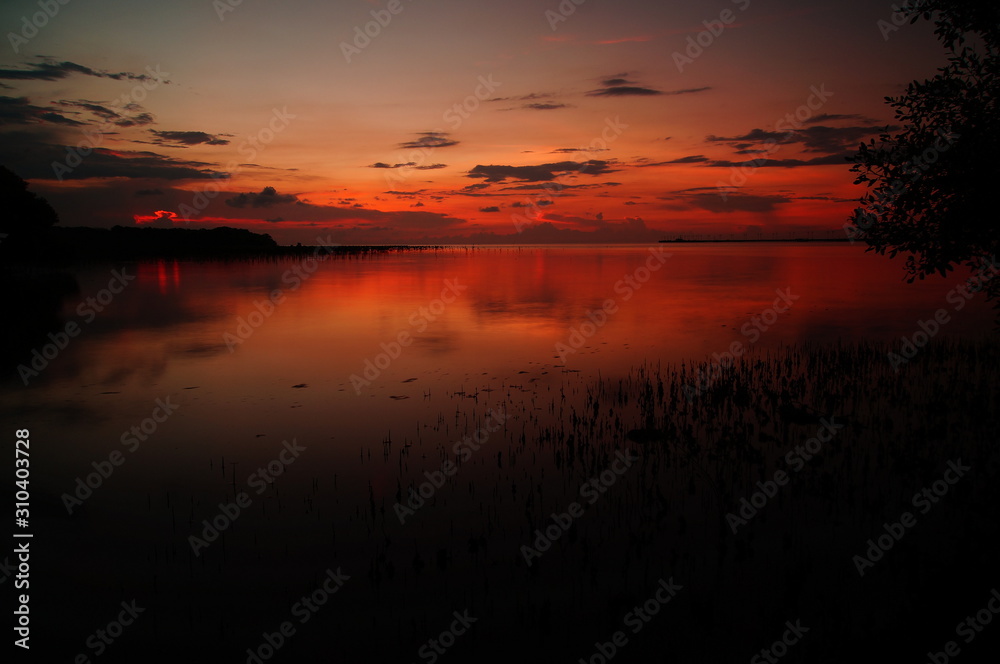 Obraz premium sunset and sunrise is the beauty of nature that is at the end of the night and evening gives the perfect color to the sky so that the clouds look beautiful to look at.