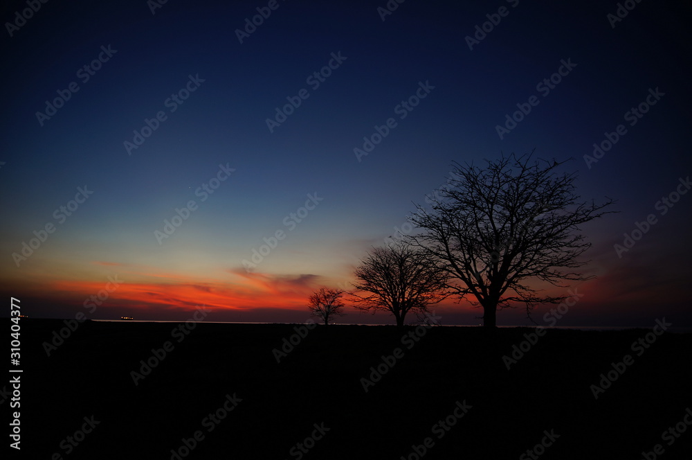 Naklejka premium sunset and sunrise is the beauty of nature that is at the end of the night and evening gives the perfect color to the sky so that the clouds look beautiful to look at.