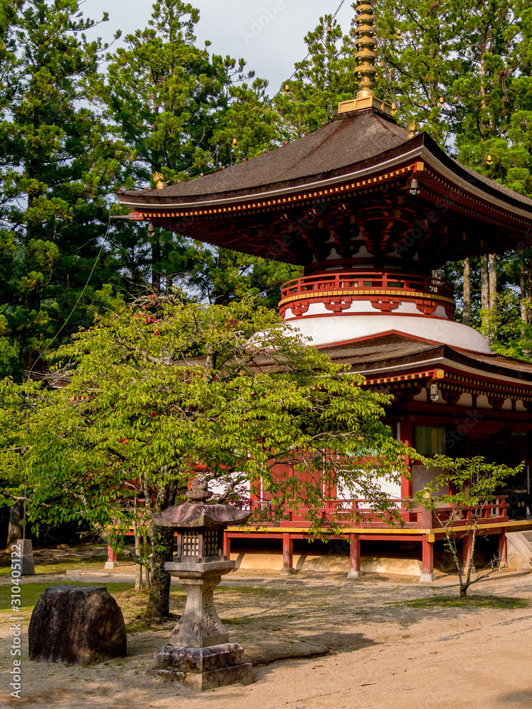 Paysage japonais traditionnel au milieu des temples dans la fôret de Koyasan, au Japon Paysage japonais traditionnel au milieu des temples dans la fôret de Koyasan, au Japon