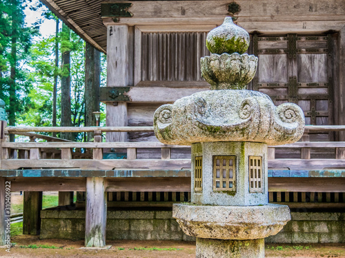 Paysage japonais traditionnel au milieu des temples dans la fôret de Koyasan, au Japon