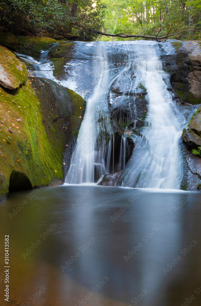 Obraz premium Large pool underneath a waterfall