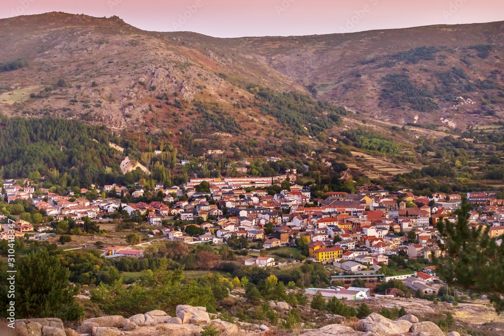 Amanecer en Bustarviejo y pico Mondalindo. Madrid. España. Europa.