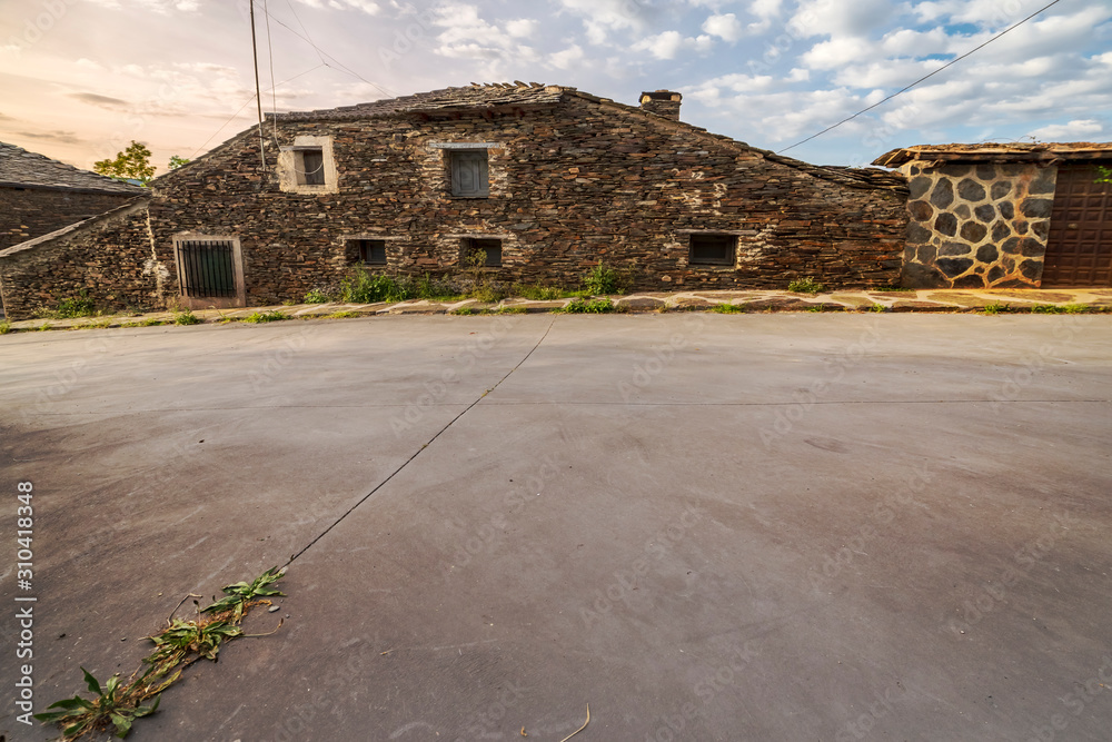 Casas rurales típicas en Campillo de Ranas. Guadalajar. España. Europa.  foto de Stock | Adobe Stock