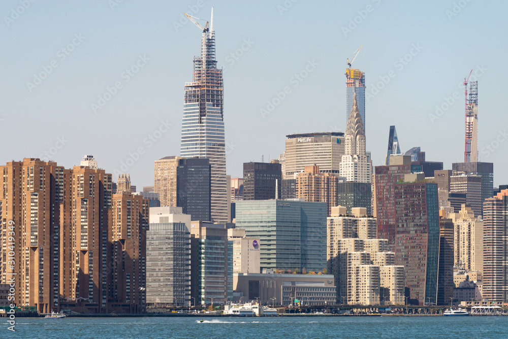 Fototapeta premium Skyline of Manhattan's East Side as seen from East River State Park across the Hudson River, New York City. Taken on September the 28th, 2019