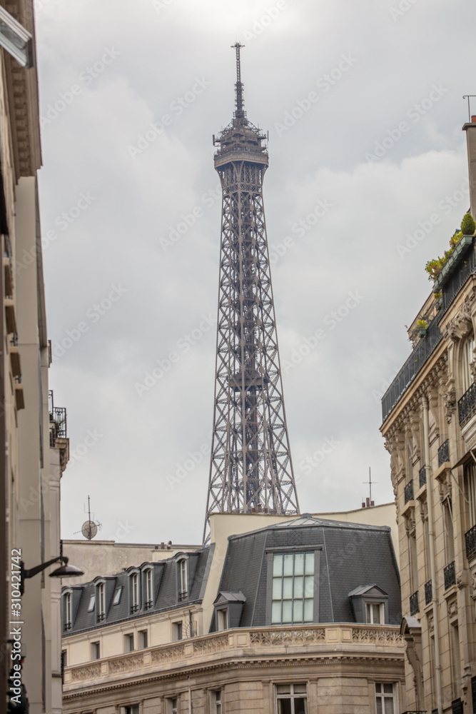 LA TOUR EIFFEL