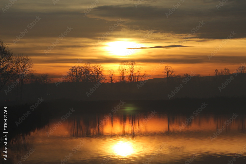 Wschód słońca nad zalewem