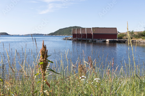 Svennevikbukta Bootshäuser, Svennevik, Südnorwegen © freedom_wanted