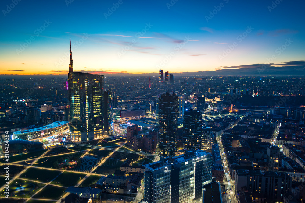 Naklejka premium Widok z lotu ptaka w nocy Mediolan (Włochy). Panoramiczny widok z budynku regionu Lombardii.