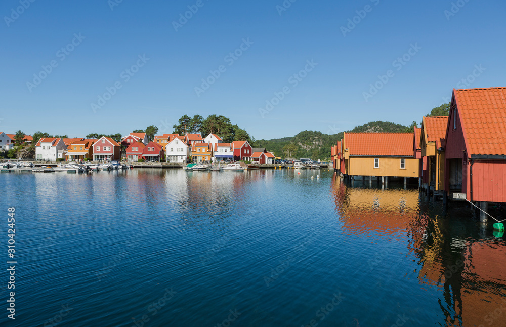 Hafen und Häuser von Svennevik, Südnorwegen
