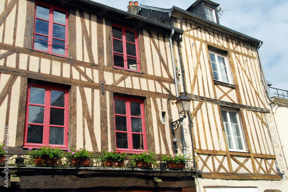 Ville de Domfront-en-poiraie, façades de la vieille ville, maison à colombages, fenêtres mauves, département de l'Orne, france