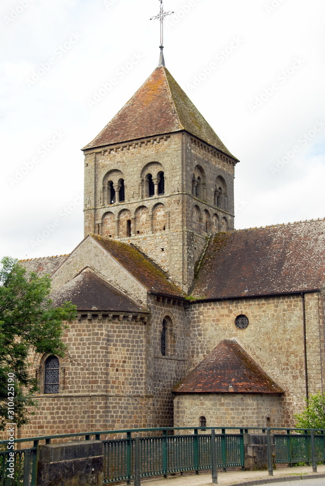 Ville de Domfront-en-Poiraie, église Notre-Dame-sur-l'Eau, classée Monument historique en 1840, département de l'Orne, France