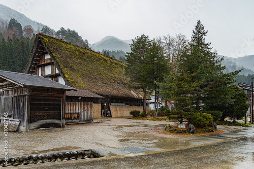 雨の白川郷、合掌造りの町並み