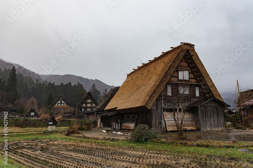雨の白川郷、合掌造りの町並み
