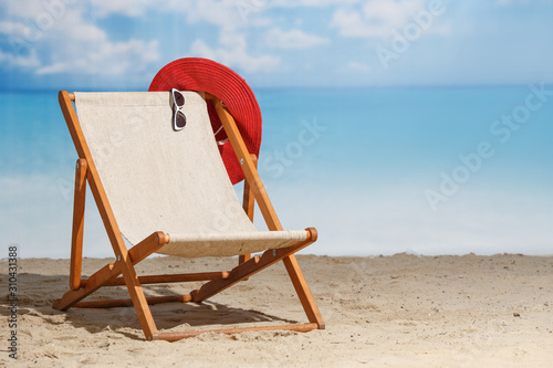 Fotografia Beach deck chair on a sandy beach by the sea