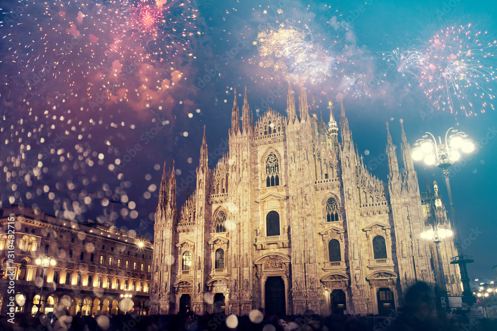 Naklejka premium Świętujemy Nowy Rok w Mediolanie z fajerwerkami