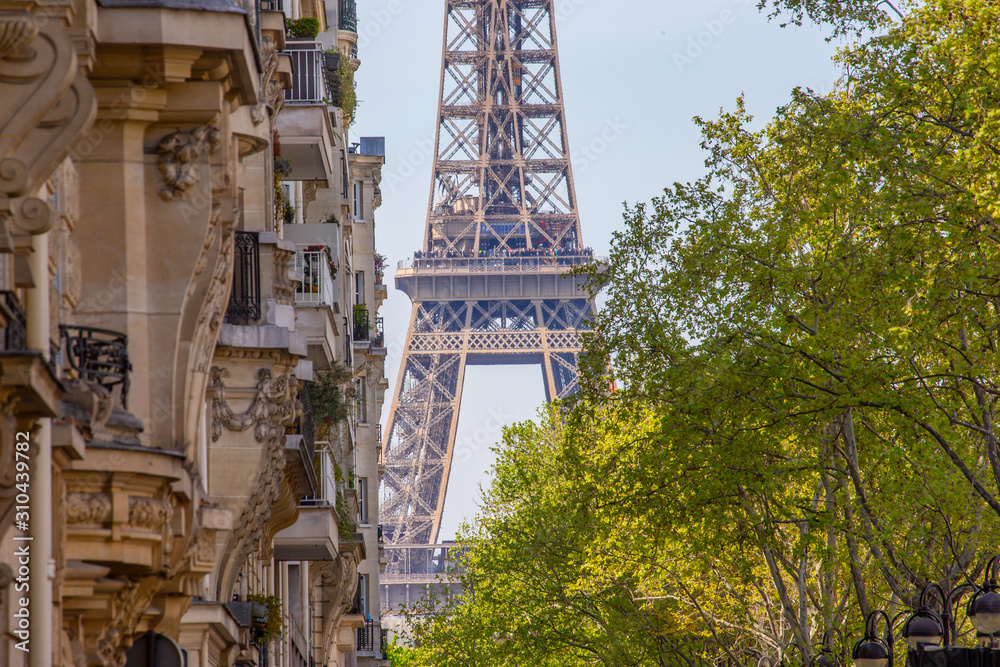 LA TOUR EIFFEL