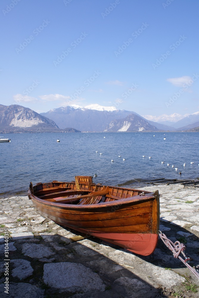 Ruderboote am Lago Maggiore