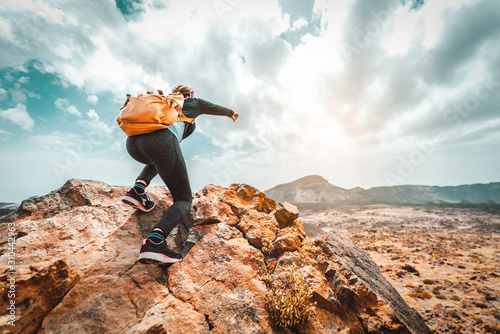 Turysta kobieta sukcesu piesze wycieczki na szczyt górski wschód słońca - Młoda kobieta z plecakiem wspiąć się na szczyt góry. Discovery Travel Destination Concept